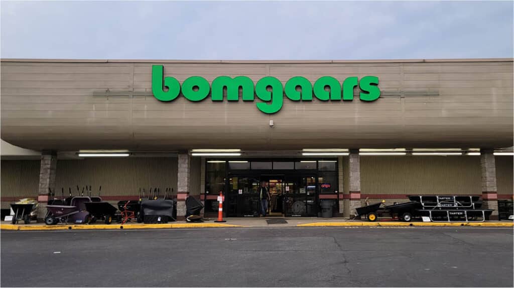 Bomgaars storefront showcasing outdoor supplies and friendly shopping environment.